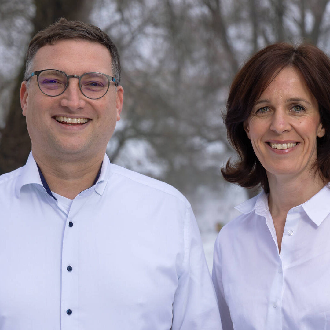 Portrait von Dr. Matthias Hartmann und Carola Hummel mit winterlichem Hintergrund